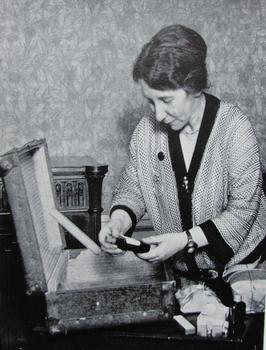 25 11 04_BILNAS_Goudie_Winifred Blackman with her medicine chest