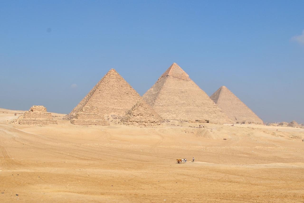 Giza pyramids - zoomed in.jpg