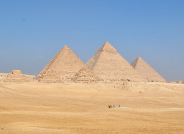 Giza pyramids - zoomed in.jpg