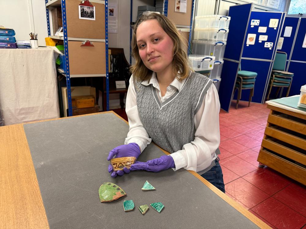 Maia Nolan_Intern_Islamic pottery from Fustat_Margaret Drower_EES.OBJ.05.018