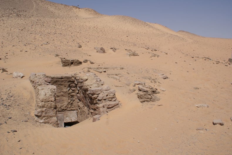 Part of the newly discovered cemetery terrace at Qubbet el-Hawa. &copy; Martin Bommas.