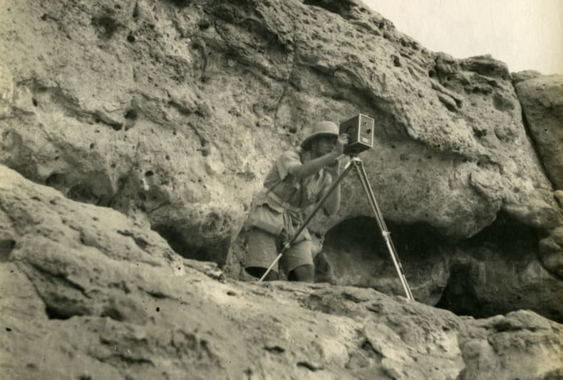 Hilary Waddington taking photographs at Tell el-Amarna (TA.WAD.01.PICT.10)