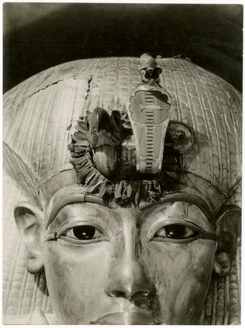 24 05 07_Rosenow_Tutankhamun excaating the archive_mask.jpg
